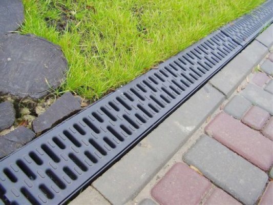 După cumpărături, s-au gândit să fure nişte grilaje metalice